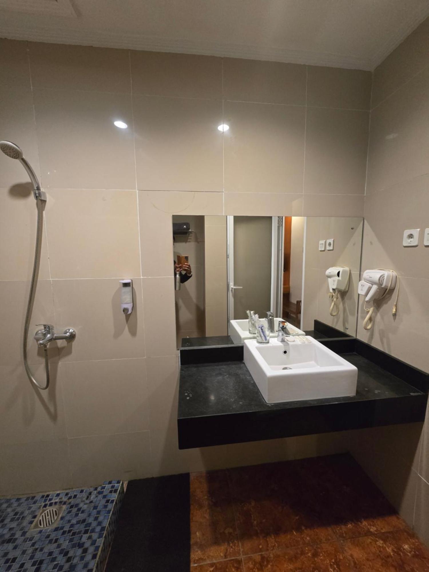 Marilyn Hotel Serpong Bagian luar foto